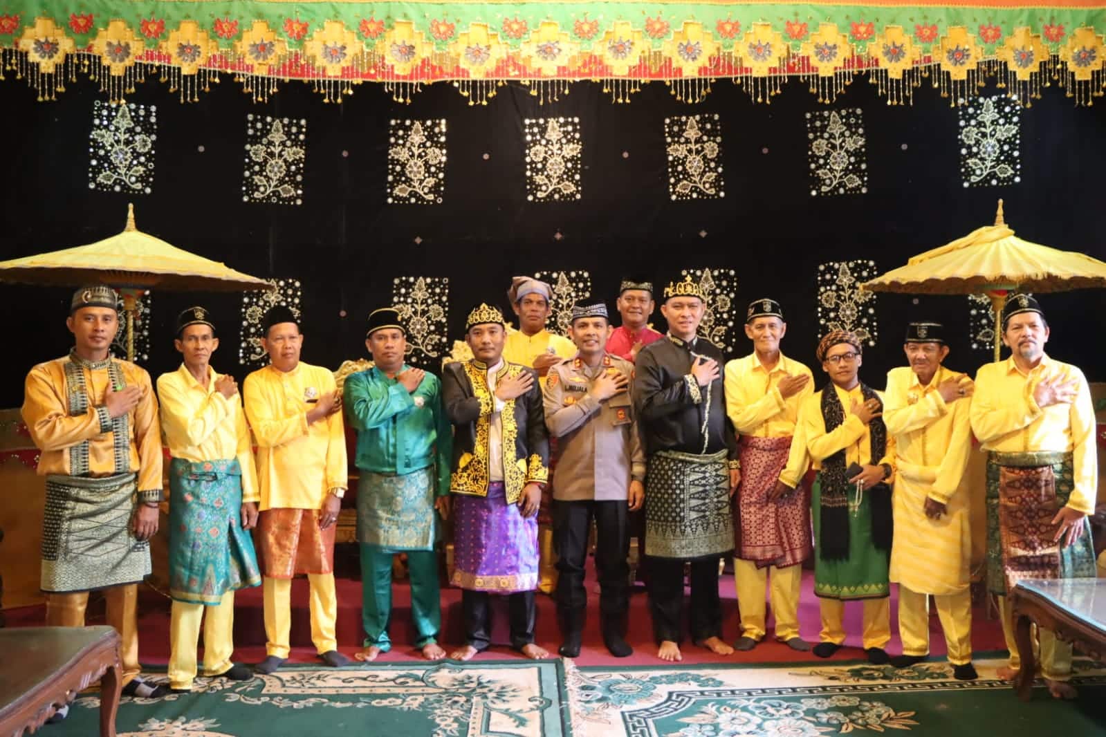 Kapolres Ketapang, AKBP Laba Meliala berfoto bersama sesepuh dan perangkat Kerajaan Matan Tanjung Pura. (Foto: Adi LC)