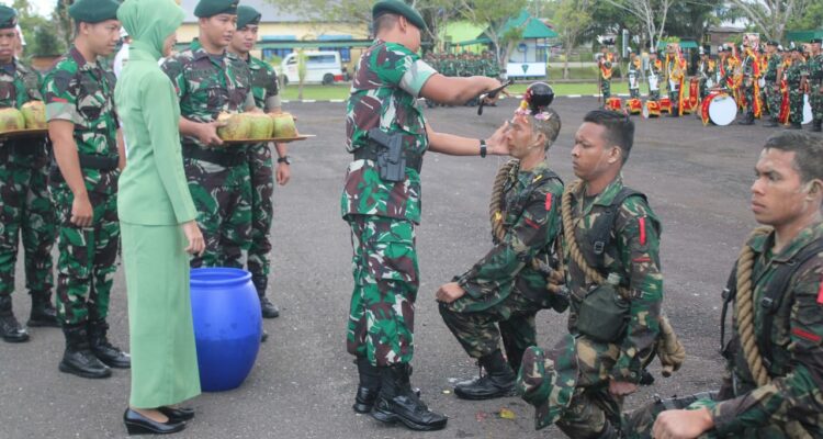 Kegiatan Tradisi Masuk Satuan bagi Tamtama Remaja Baru (TMSTRB), di Markas Yonif RK 644 Walet Sakti, Senin (30/01/2023). (Foto: Ishaq)