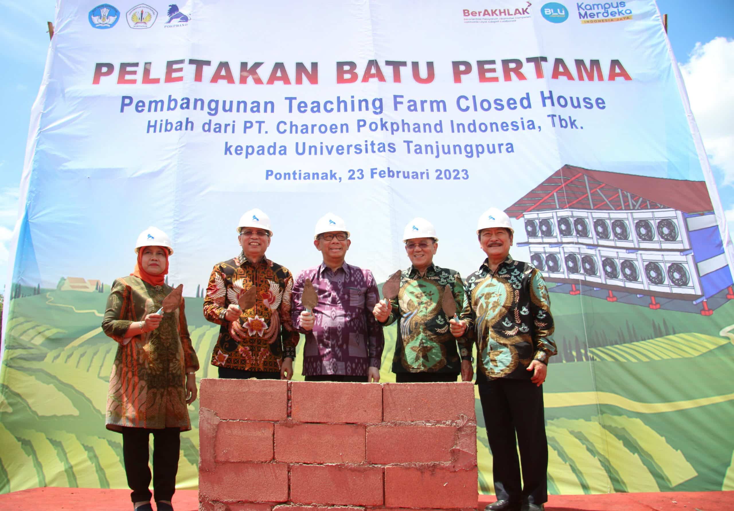 Seremonial peletakan batu pertama pembangunan Teaching Farm Closed House, di Jalan Sepakat II, Kota Pontianak, Kamis (23/02/2023) siang. (Foto: Biro Adpim For KalbarOnline.com)