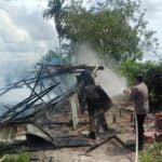 Kondis rumah kosong yang terbakar di Jalan Parit Haji Muksin 2, Desa Parit Baru, Kecamatan Sungai Raya, Kabupaten Kubu Raya. (Foto: Jauhari)