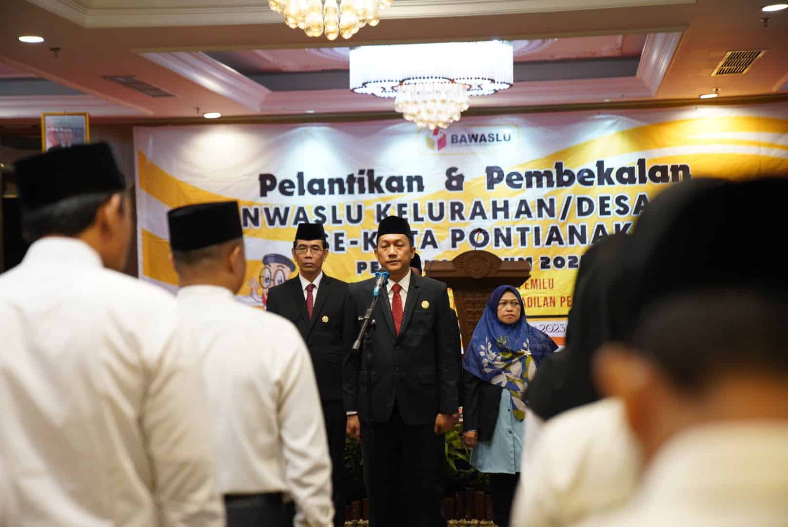 Ketua Panwascam Pontianak Tenggara, Endang Tirtha Kurniawan memimpin prosesi pelantikan Panwaslu Kelurahan se-Kota Pontianak. (Foto: Prokopim For KalbarOnline.com)