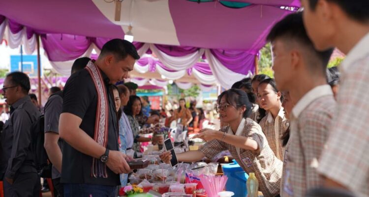 Bupati Kapuas Hulu, Fransiskus Diaan melihat-lihat hasil karya siswa siswi pada kegiatan Artpreneur Exhibition Rupa Imaji Selayang Pandang. (Foto: Ishaq)