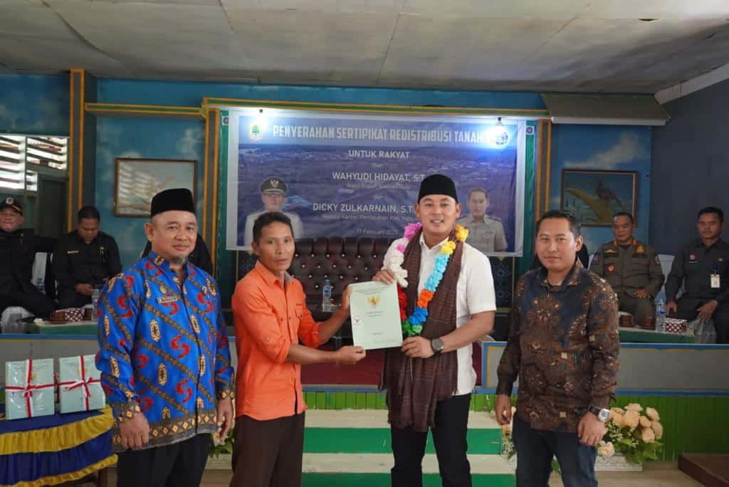 Penyerahan sertifikat tanah masyarakat di 4 desa di Kecamatan Hulu Gurung secara simbolis dilakukan di Desa Mubung, Jumat (17/02/2023). (Foto: Ishaq)