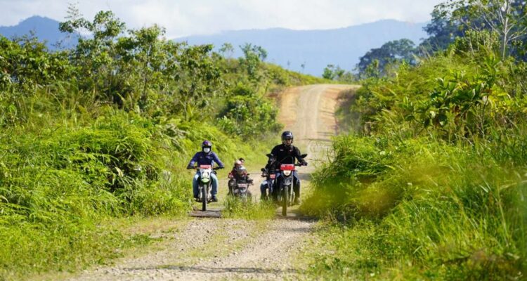 Bupati Kapuas Hulu, Fransiskus Diaan meninjau sejumlah proyek pembangunan yang telah dikerjakan menggunakan anggaran tahun 2022, Sabtu (18/02/2023) pagi. (Foto: Ishaq)