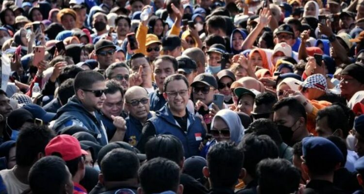 Anies Baswedan dikerumuni massa saat berkunjung ke Kota Pontianak, Provinsi Kalbar. (Foto: Jauhari)