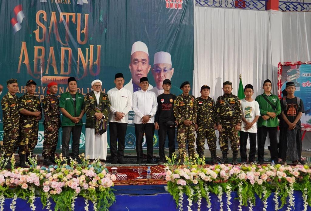 Bupati Kapuas Hulu, Fransiskus Diaan berfoto bersama dalam acara peringatan Satu Abad Nahdlatul Ulama, Selasa (21/02/2023). (Foto: Ishaq)