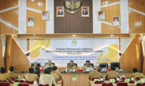 Staf Ahli Bupati Ketapang, Maryadi Asmuie memimpin Rapat Forum Perangkat Daerah terkait Penyusunan RKPD 2024. (Foto: Adi LC)