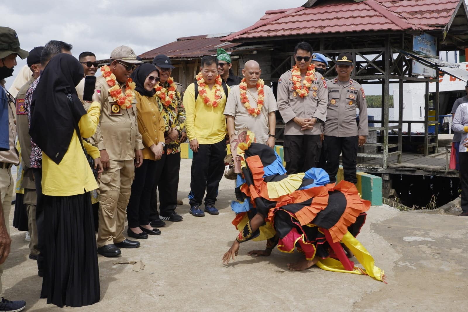Jajaran Kemenlu RI bersama Duta Besar RI tiba di Desa Podorukun, Seponti, Kabupaten Kayong Utara, Jumat (24/02/2023). (Foto: Prokopim)