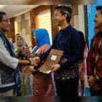 Menparekraf Sandiaga Uno menyerahkan penghargaan pelaku UMKM inspiratif kepada Limin, Pemilik Warung Kopi Aming Coffee