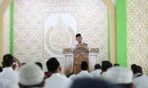 Gubernur Kalbar, Sutarmidji menyampaikan tausiyah di Masjid An-Naim Komplek Kantor Gubernur Kalbar. (Foto: Biro Adpim For KalbarOnline.com)