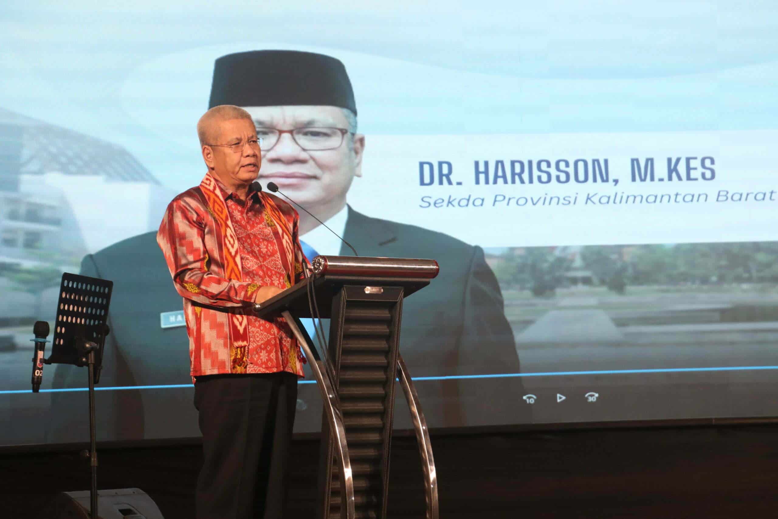 Sekretaris Daerah Provinsi Kalbar, Harisson memberikan kata sambutan pada rapat koordinasi dan kunjungan lapangan KKN Kebangsaan ke-XI Universitas Tanjungpura tahun 2023, di Auditorium Universitas Tanjungpura, Senin (06/03/2023) malam. (Foto: Biro Adpim For KalbarOnline.com)