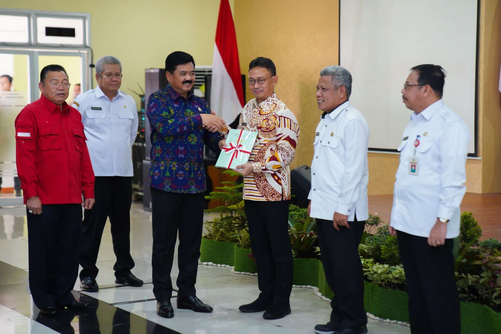 Menteri ATR/BPN, Hadi Tjahjanto menyerahkan Sertifikat Hak Pakai Aset kepada Wali Kota Pontianak, Edi Rusdi Kamtono. (Foto: Prokopim for KalbarOnline.com)