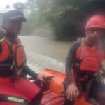 Tim SAR gabungan melakukan pencarian terhadap korban tenggelam insiden rombongan pengantin di Sungai Momong, Desa Danti, Kecamatan Sanggau Ledo, Kabupaten Bengkayang. (Foto: Dokumen/Tim SAR)