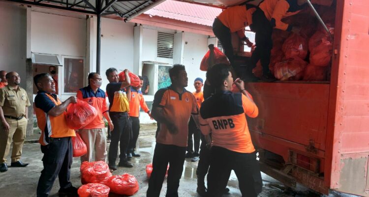 Tim BPBD Provinsi Kalbar sedang memasukan paket bantuan dari Pemprov Kalbar ke truk untuk didistribusikan ke daerah terdampak banjir di Kota Singkawang, Bengkayang dan Sambas. (Foto: BPBD)