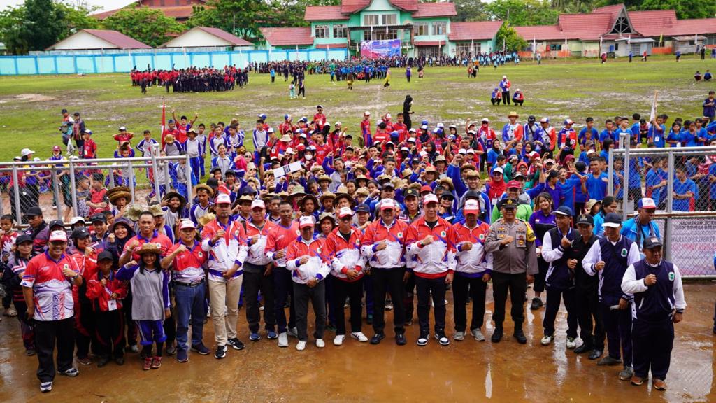 Bupati Kapuas Hulu, Fransiskus Diaan berfoto bersama di sela-sela membuka secara resmi Pekan Olahraga dan Seni (Porseni) tingkat kabupaten, di lapangan GOR Uncak Kapuas, Putussibau, Sabtu (11/03/2023). (Foto: Ishaq)