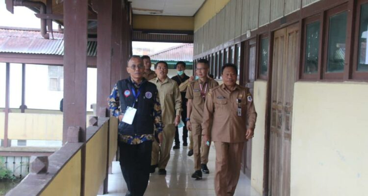 Sekda Kapuas Hulu, Mohd Zaini meninjau langsung pelaksanaan tes seleksi kompetensi PPPK fungsional dengan metode CAT di Gedung SMK Putussibau Selatan, Selasa (21/03/2023). (Foto: Ishaq)