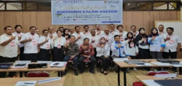 Foto bersama peserta pelatihan dan Asesmen Calon Asesor Kompetensi Badan Nasional Sertifikasi Profesi, di Gedung Diklat Astekindo Kalbar. (Foto: Muhammad Tohir)
