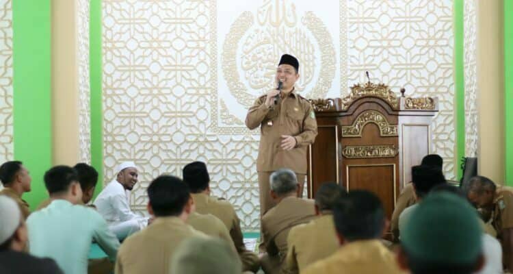 Wagub Kalbar, Ria Norsan mengisi tausiyah singkat seusai sholat Dzuhur di Masjid An-Naim Kantor Gubernur Kalbar, Senin (03/04/2023) siang. (Foto: Biro Adpim For KalbarOnline.com)