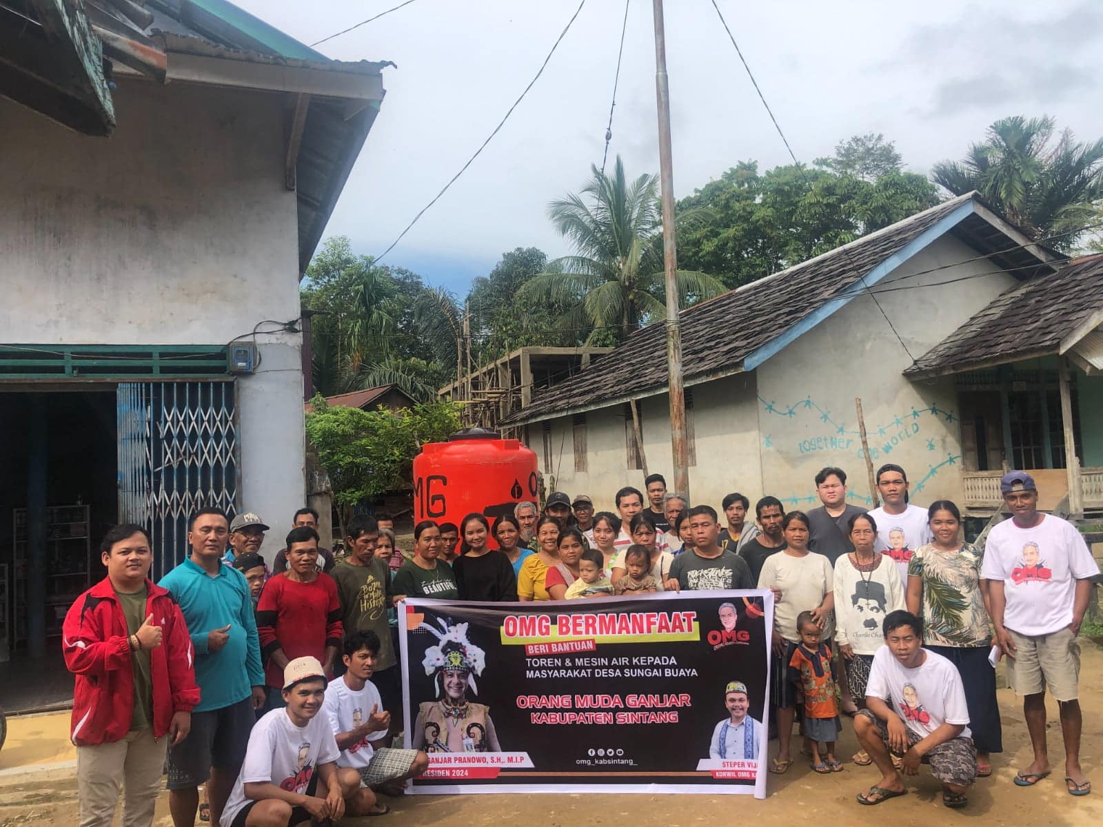 Sukarelawan Orang Muda Ganjar (OMG) berfoto bersama warga Desa Sungai Buaya, Kecamatan Kayan Hilir, Kabupaten Sintang, Kalbar, Minggu (02/04/2023). (Foto: Jauhari)