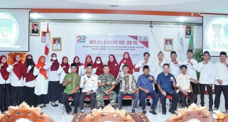 Wakil Bupati Ketapang, Farhan berfoto bersama Pengurus Komisariat KAMMI Kabupaten Ketapang periode 2022 - 2023, Minggu (02/04/2023), di Pendopo Bupati Ketapang. (Foto: Adi LC)