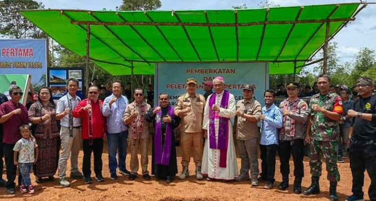 Sekda Ketapang, Alexander Wilyo berfoto bersama di sela-sela seremonial peletakkan batu pertama pembangunan Gereja Katolik Paroki Hati Kudus Yesus, di Desa Randau, Kecamatan Sandai, Sabtu (01/04/2023). (Foto: Adi LC)