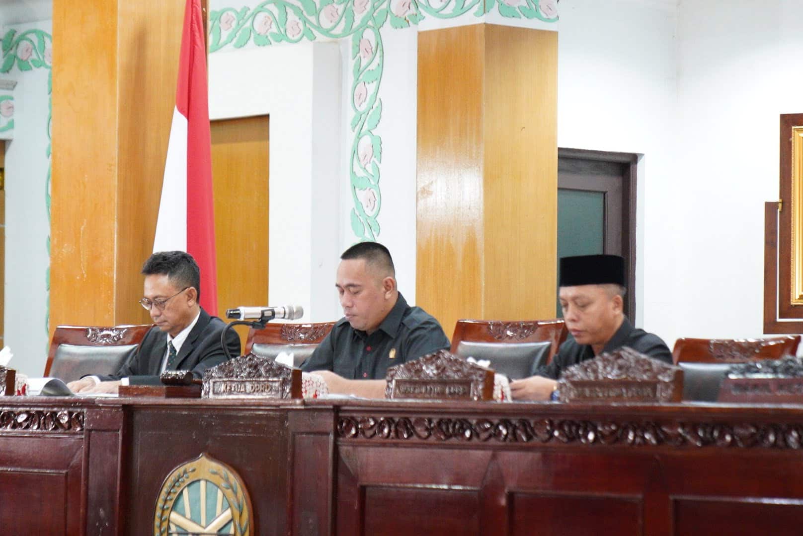 Ketua DPRD Kota Pontianak, Satarudin memimpin rapat paripurna penyampaian pidato pengantar LKPJ Wali Kota Pontianak. (Foto: Prokopim For KalbarOnline.com)