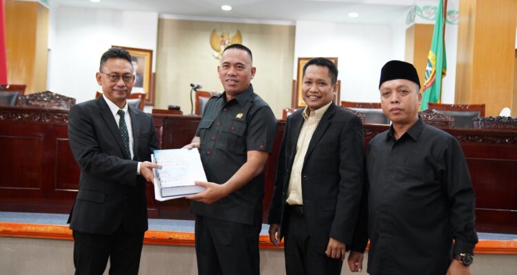 Wali Kota Pontianak, Edi Rusdi Kamtono menyerahkan LKPJ Tahun Anggaran 2022 kepada Ketua DPRD Kota Pontianak, Satarudin. (Foto: Prokopim For KalbarOnline.com)