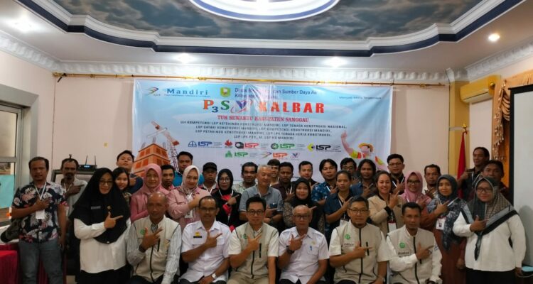 Foto bersama peserta Pelatihan dan Sertifikasi Tenaga Kerja Konstruksi, di Hotel Shafira, Jalan Jenderal Ahmad Yani, Kecamatan Kapuas, Kabupaten Sanggau, Rabu (05/04/2023). (Foto: Yenni Fiantisari)