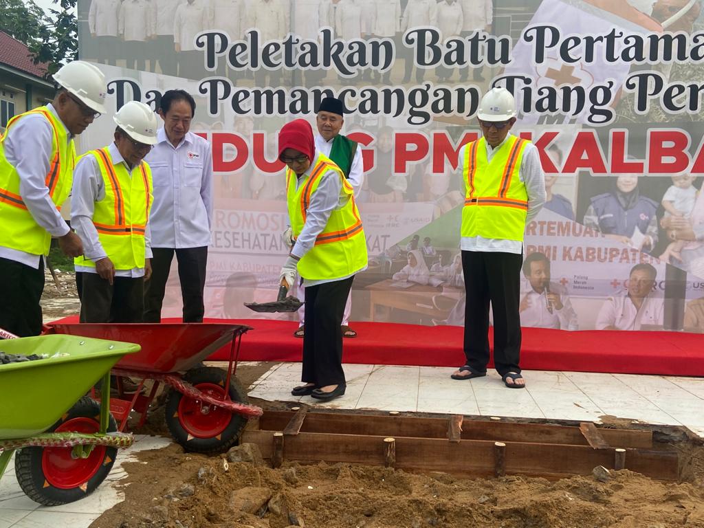 Ketua Palang Merah Indonesia (PMI) Provinsi Kalimantan Barat, Lismaryani Sutarmidji ikut melakukan prosesi peletakan batu pertama pembangunan gedung/markas PMI Provinsi Kalbar. (Foto: Jauhari)