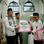 Gubernur Kalbar, Sutarmidji menyerahkan berbagai bantuan dalam agenda Safari Ramadhan di Masjid Raya Kota Singkawang, Sabtu (08/04/2023). (Foto: Jauhari)