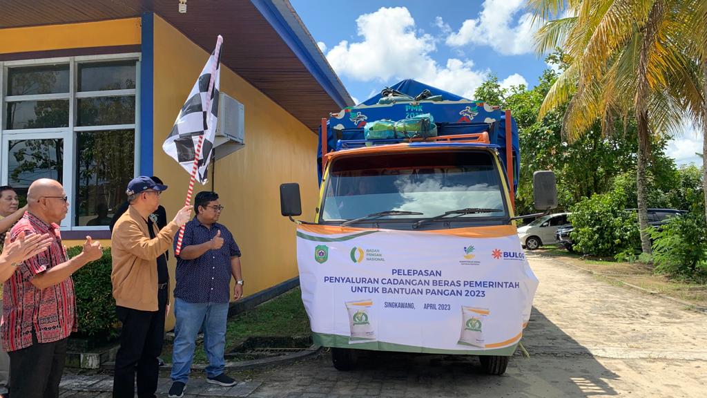 Gubernur Kalbar, Sutarmidji secara resmi melepas penyaluran cadangan beras pemerintah untuk program bantuan pangan 2023 kepada masyarakat Kota Singkawang di Kantor Bulog Singkawang, Jalan Alianyang, Minggu (09/04/2023) siang. (Foto: Jauhari)