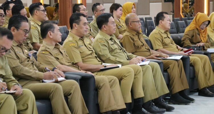 Sejumlah Kepala Organisasi Perangkat Daerah (OPD) Provinsi Kalbar menyimak arahan Gubernur Kalbar, Sutarmidji. (Foto: Biro Adpim For KalbarOnline.com)