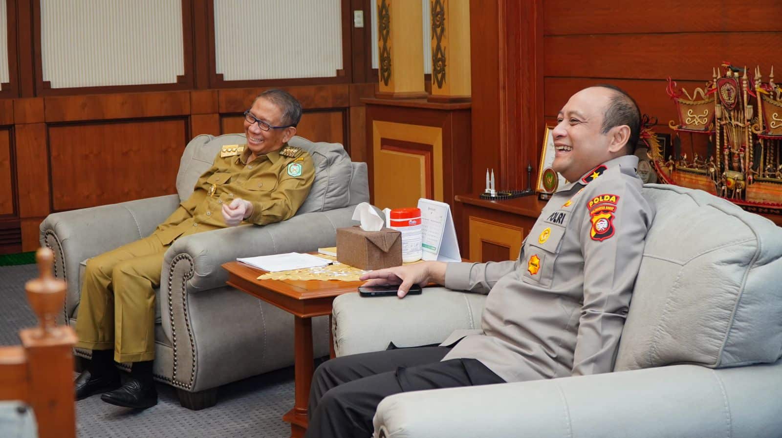 Gubernur Kalbar, Sutarmidji berdiskusi dengan Kapolda Kalbar, Brigjen Pol Pipit Rismanto, di ruang tamu Kantor Gubernur Kalbar, Senin (10/04/2023). (Foto: Humas Polda Kalbar)