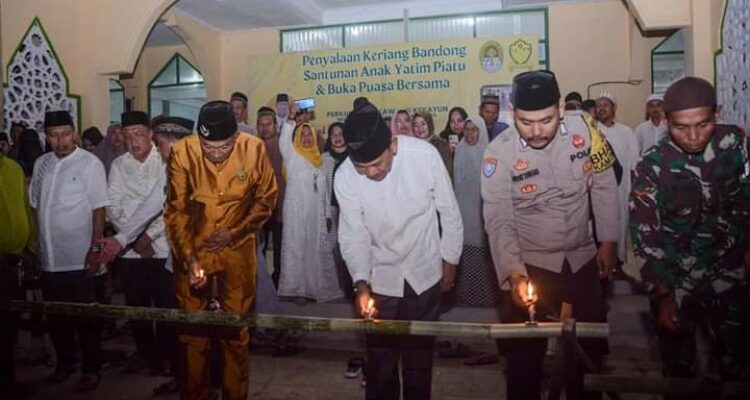 Wabup Ketapang, Farhan menghadiri tradisi penyalaan keriang bandong dan festival meriam karbit. (Foto: Adi LC)