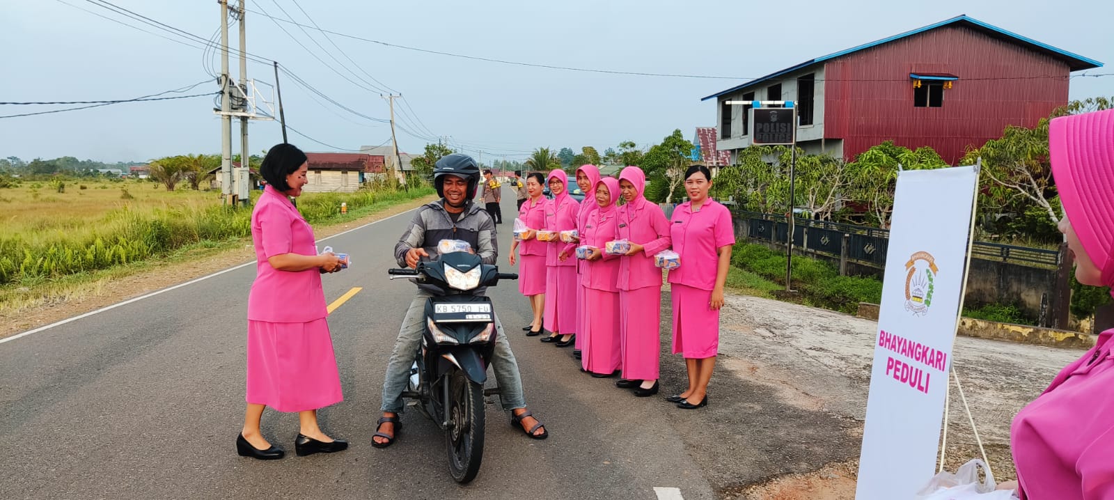 Kegiatan bagi-bagi takjil dilakukan di depan Mako Polsek Putussibau Selatan. (Foto: Ishaq)