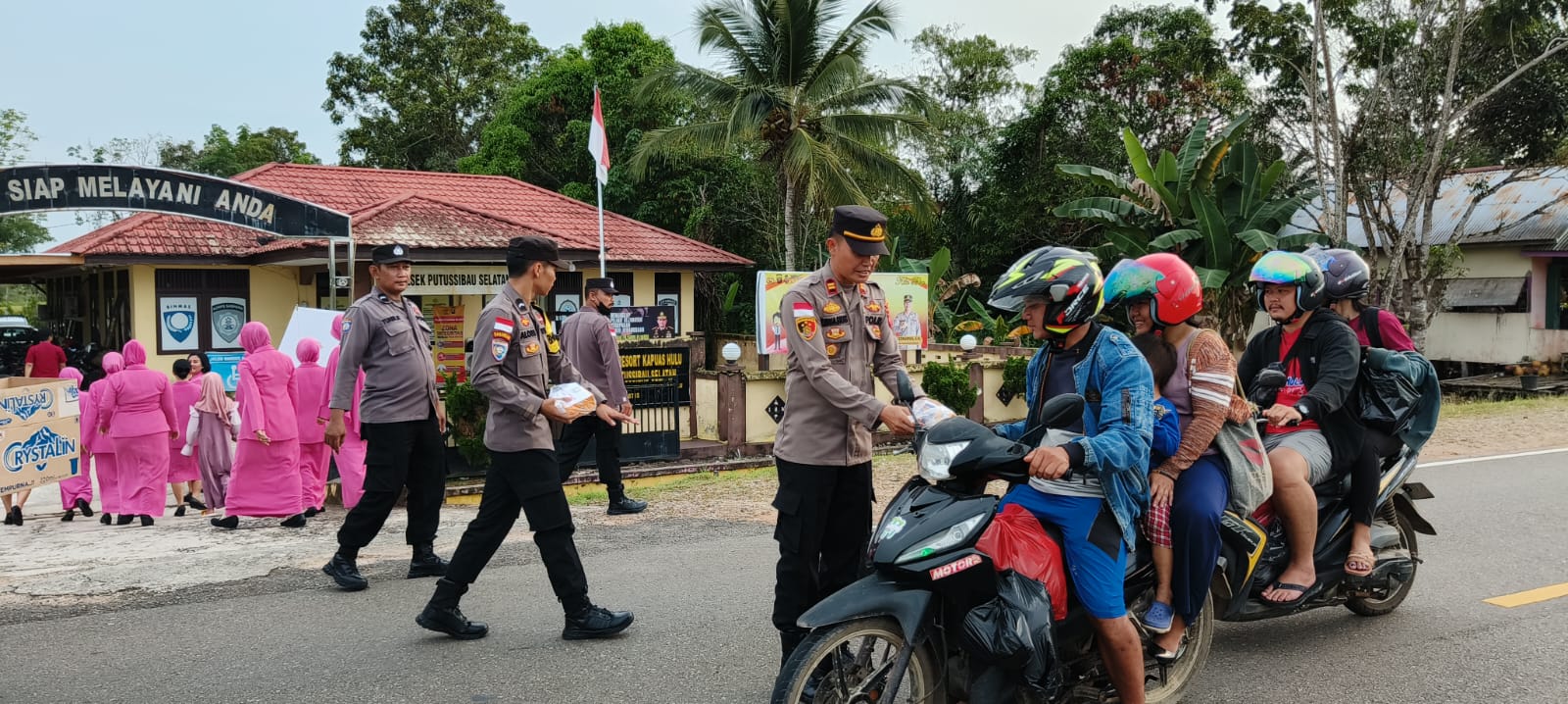 Jajaran Polsek Putussibau Selatan dan bhayangkari berbagi takjil kepada masyarakat pengguna jalan. (Foto: Ishaq)