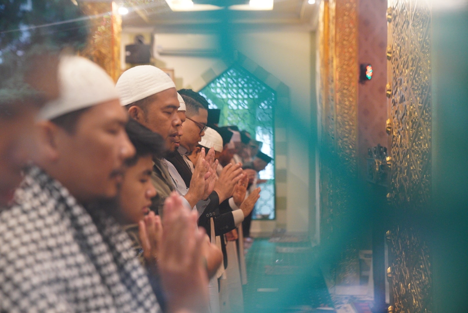 Pelaksanaan Shalat Ied di Masjid Al Khalifah Komplek Kantor Wali Kota Pontianak. (Foto: Prokopim For KalbarOnline.com)