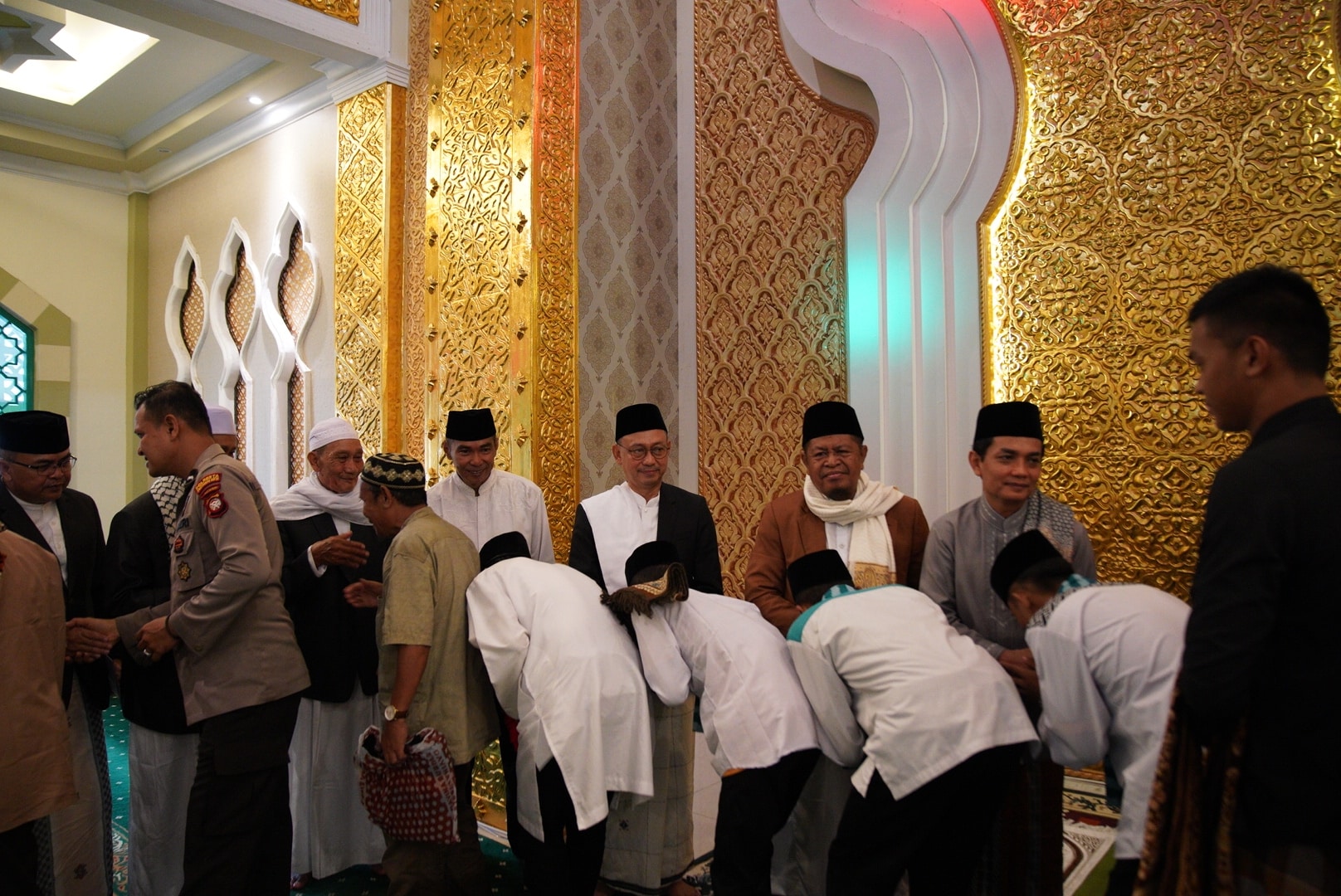 Jamaah Shalat Ied Masjid Al Khalifah saling bersalaman usai melaksanakan shalat. (Foto: Prokopim For KalbarOnline.com)