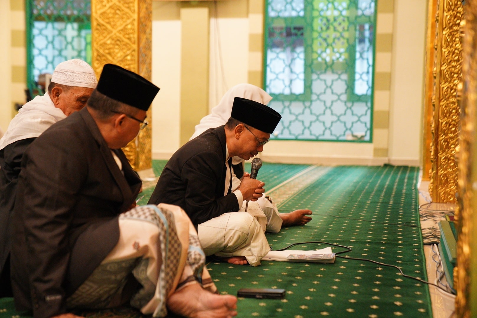 Wali Kota Pontianak, Edi Rusdi Kamtono memimpin takbir pada Shalat Ied di Masjid Al Khalifah Kantor Wali Kota. (Foto: Prokopim For KalbarOnline.com)