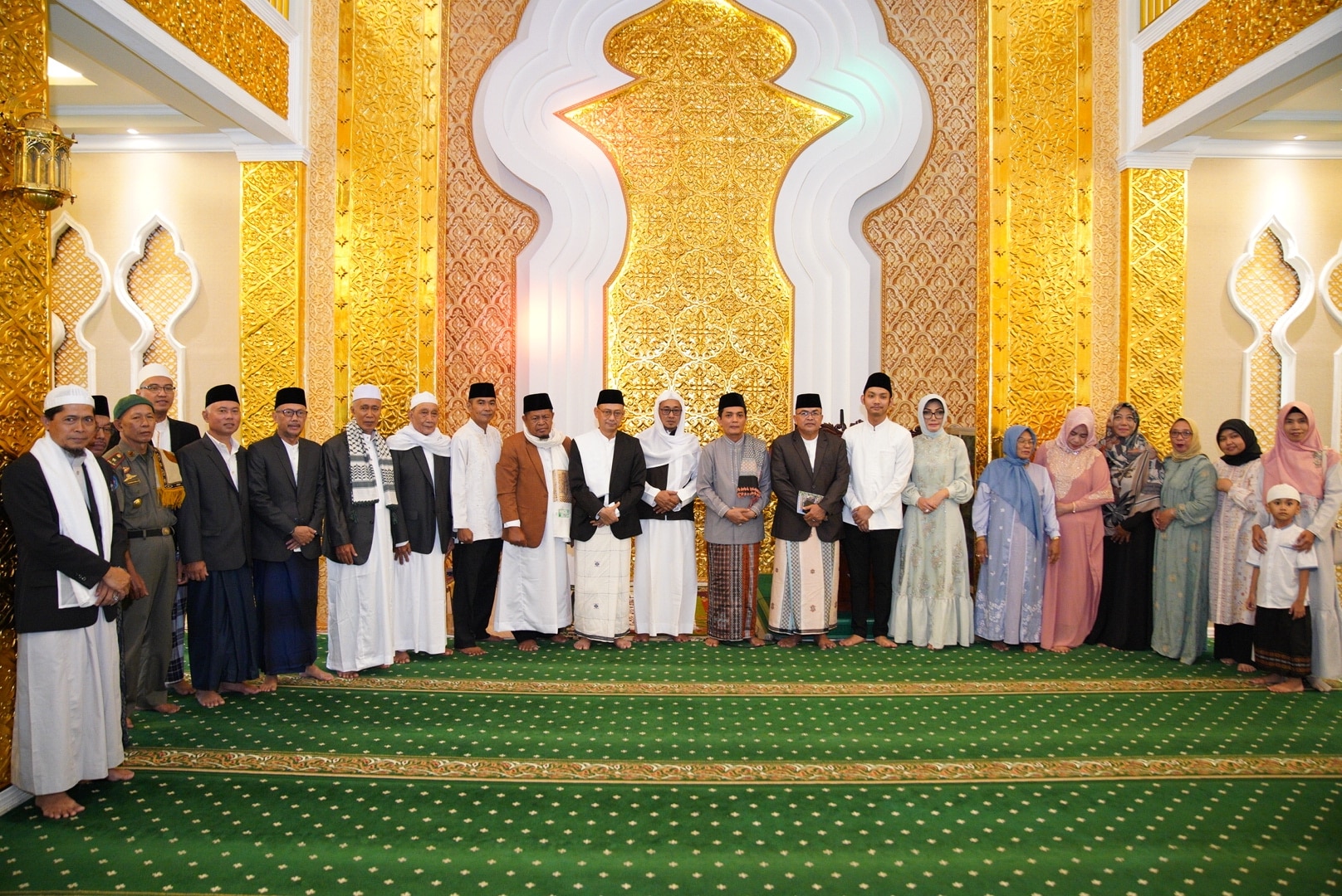 Foto bersama usai melaksanakan Shalat Ied di Masjid Al Khalifah Komplek Kantor Wali Kota Pontianak. (Foto: Prokopim For KalbarOnline.com)