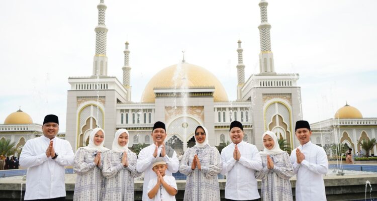 Wakil Gubernur Kalimantan Barat, Ria Norsan bersama keluarga. (Foto: Biro Adpim For KalbarOnline.com)