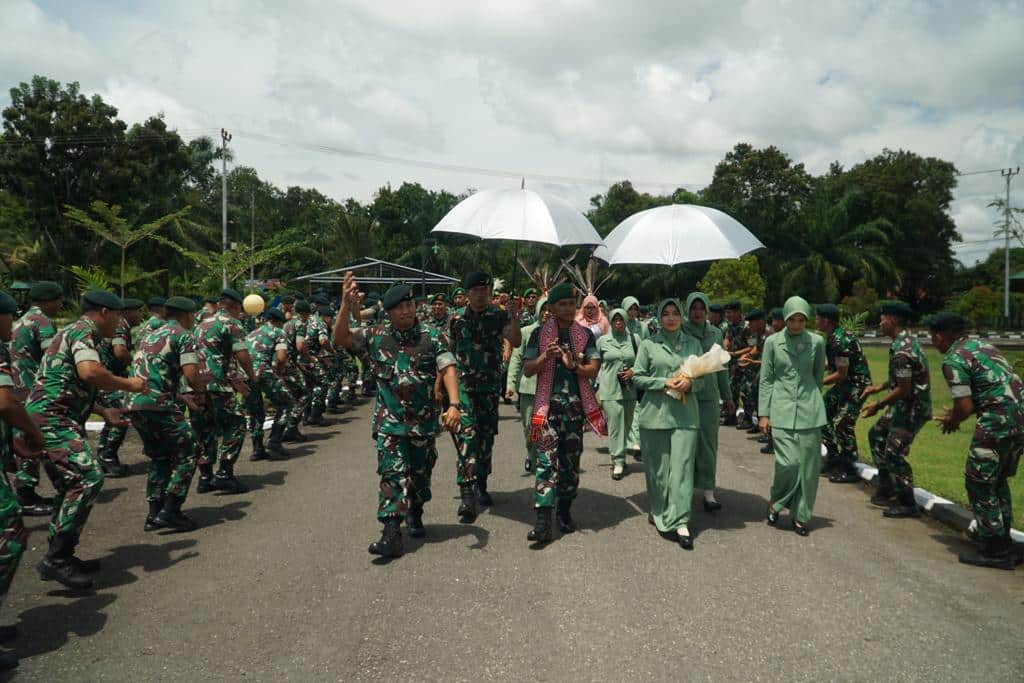 Kunjungan Komandan Brigif 19/Khatulistiwa, Letkol Inf Hasan Abdullah bersama Ketua Persit Kartika Chandra Kirana (KCK) Cabang LIX Brigif 19 PD XII/Tanjungpura, Kasanah Hasan Abdullah, di Yonif Raider Khusus 644/Walet Sakti, Sabtu (06/05/2023). (Foto: Ishaq)