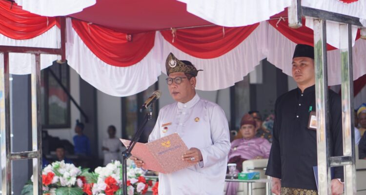 Bupati Kayong Utara, Citra Duani memimpin upacara Hardiknas 2023 di Dinas Pendidikan Kayong Utara, Senin (08/05/2023). (Foto: Santo)