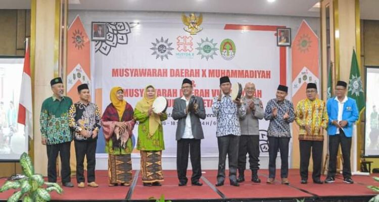 Wakil Bupati Ketapang, Farhan memukul rebana sebagai tanda dibukanya Musda ke-X Muhammadiyah Ketapang dan Musda ke-VIII Aisyiyah Ketapang, pada Minggu (07/05/2023), di Hotel Grand Zuri Ketapang. (Foto: Adi LC)