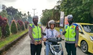 Satlantas Polres Sekadau membagikan pamflet 10 pelanggaran prioritas kepada pengendara. (Foto: Jauhari)