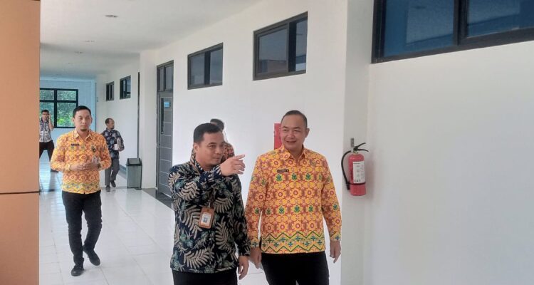 Sekda Ketapang, Alexander Wilyo meninjau lokasi yang bakal dijadikan tempat ujian seleksi tertulis bakal calon kepala desa (kades) pada pemilihan kepala desa (pilkades) serentak tahun 2023 di Kampus Politeknik Negeri Ketapang, Kamis (11/05/2023). (Foto: Adi LC)