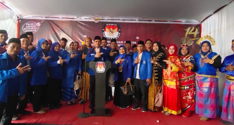 Ketua DPD Partai Amanat Nasional (PAN) Kabupaten Kubu Raya, Sahrudin berfoto bersama jajaran. (Foto: Wulan)