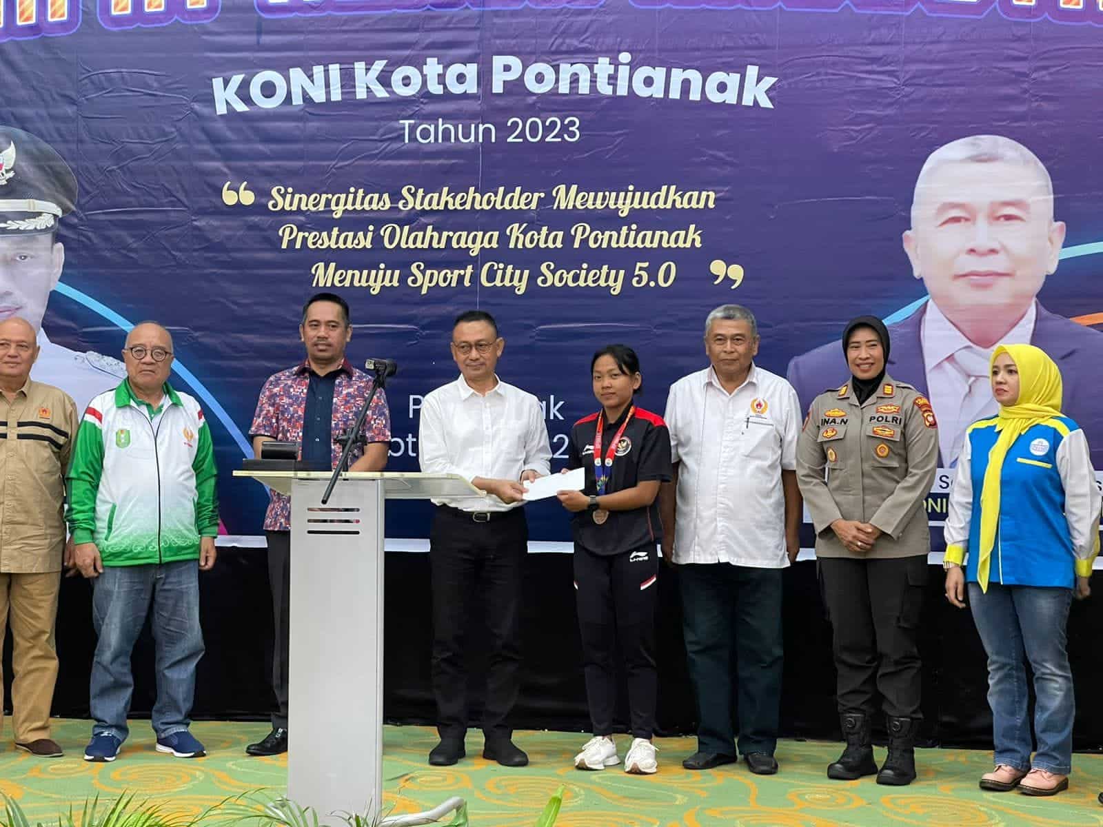 Wali Kota Pontianak, Edi Rusdi Kamtono menyerahkan uang pembinaan kepada atlet Kota Pontianak berprestasi. (Foto: Prokopim For KalbarOnline.com)