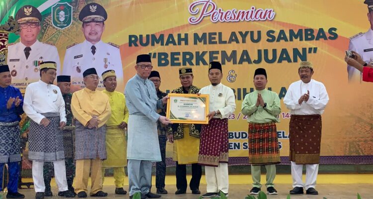 Gubernur Kalbar, Sutarmidji menerima penghargaan dari Ketua DPD MABM Sambas. (Foto: Jauhari/KalbarOnline.com)