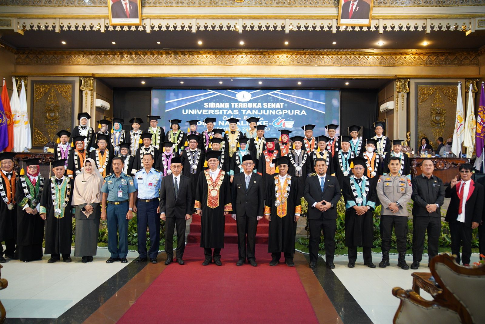 Foto bersama dalam acara Dies Natalis ke-64 Untan di Auditorium Untan, Senin (22/05/2023). (Foto: Indri)